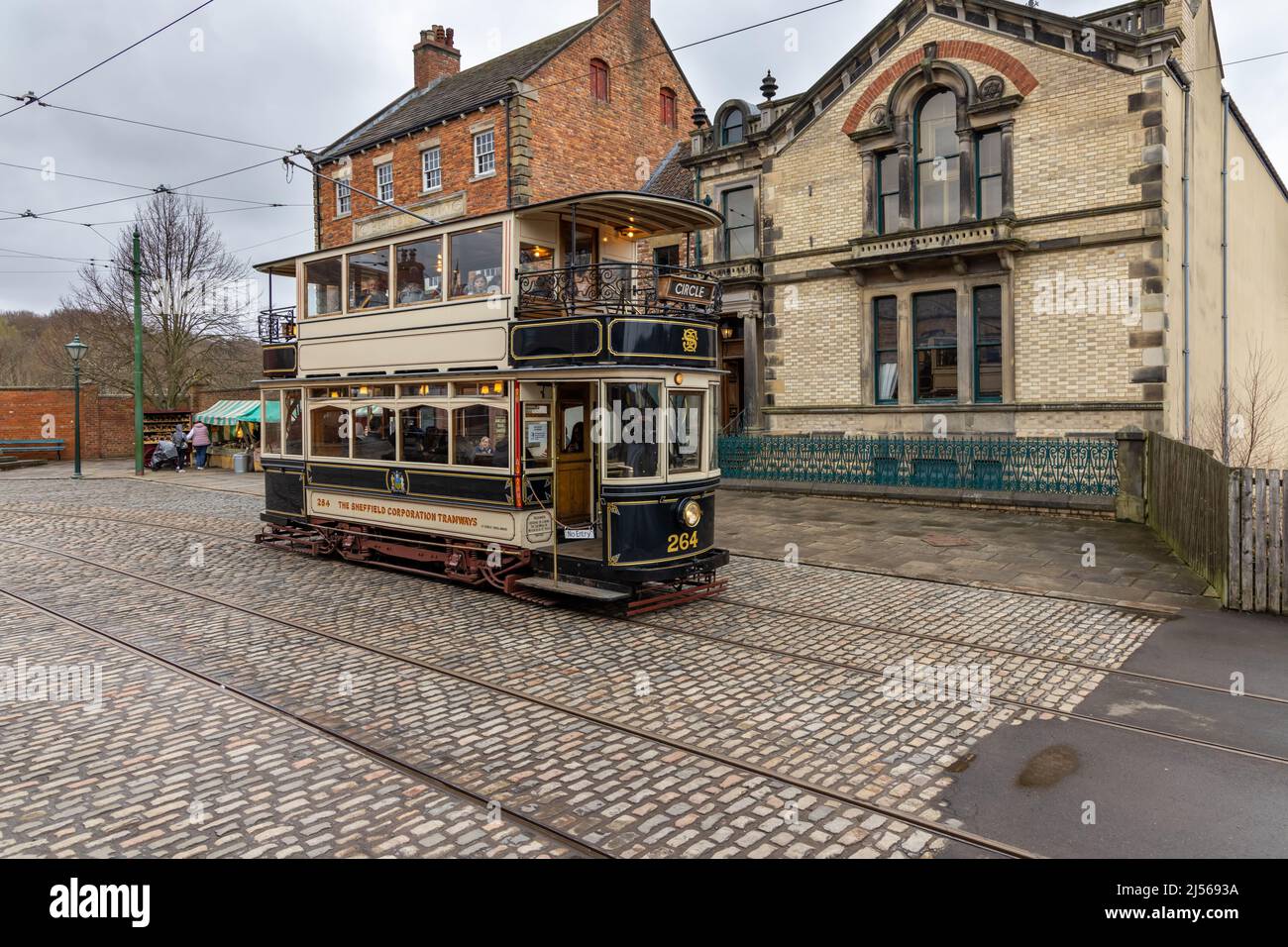 Trasporto in tram d'epoca al museo all'aperto di Beamish, contea di Durham, Inghilterra. Foto Stock