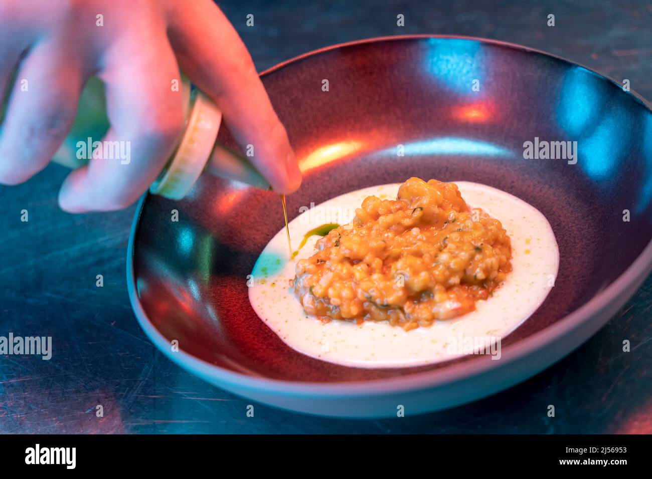 Cucina di un ristorante di lusso, antipasti sono preparati, Foto Stock