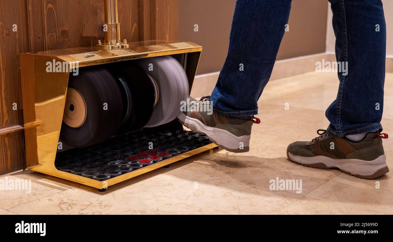 sneaker uomo per la pulizia con lucidatrice per scarpe Foto Stock