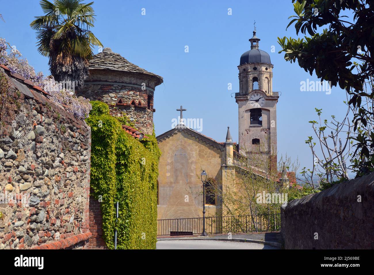 Costigliole Saluzzo, Piemonte, Italia - Palazzo Sarriod de la Tour Foto  stock - Alamy