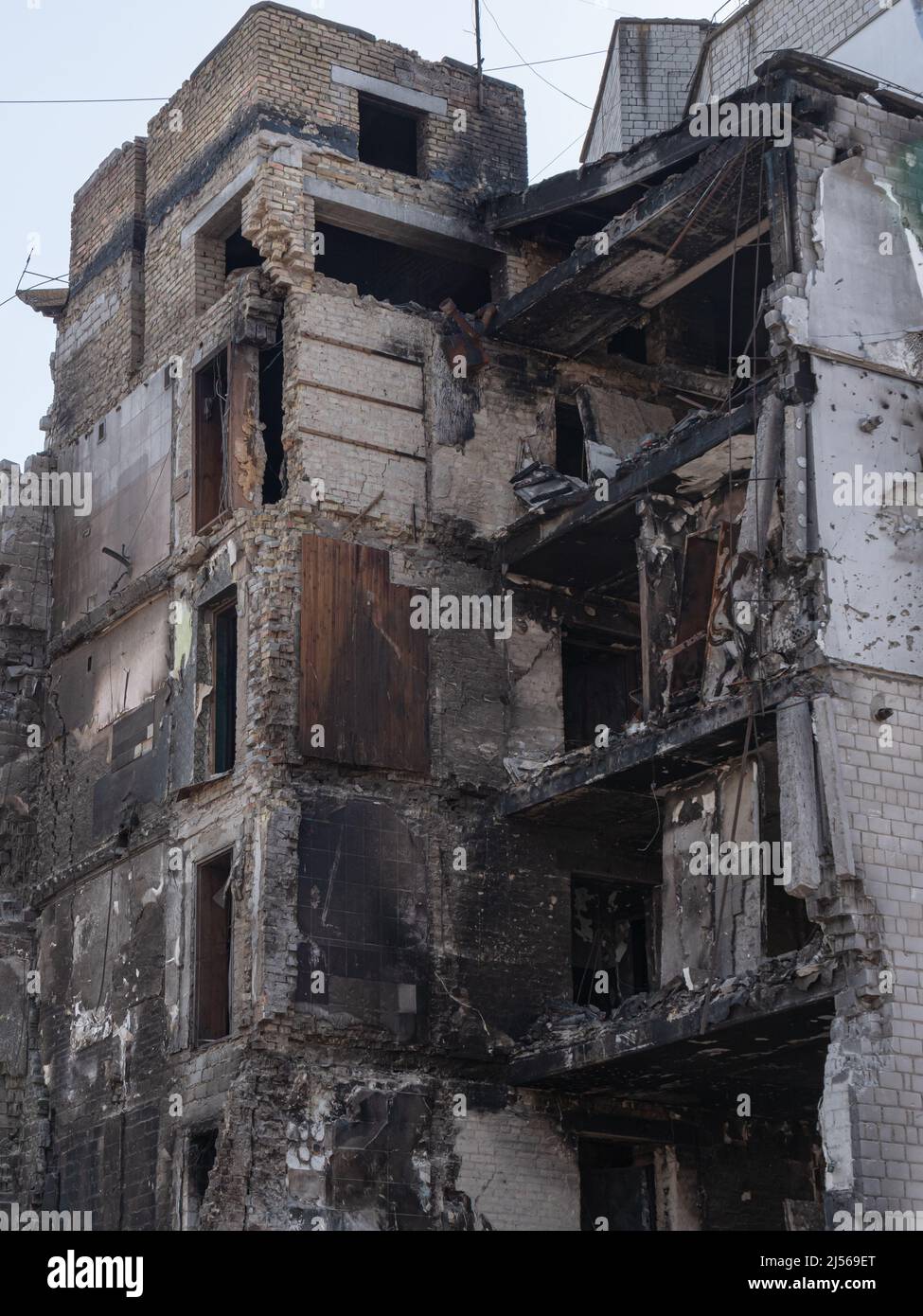 Guerra 2022. Aggressione russa e invasione militare dell'Ucraina. Case distrutte dopo razzi e attacchi aerei. Case bombate di civili nelle città ucraine di Mariupol, Kharkov, Bucha, Irpen, Kiev. Foto Stock