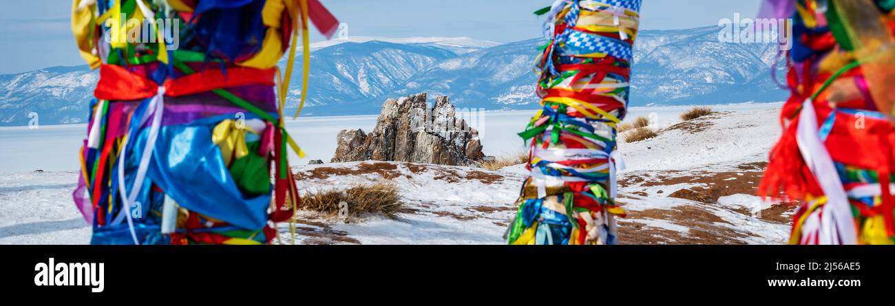 Colore di shamanic e buddista pregare sull'isola di Olkhon sul lago Baikal, in Russia. Vista del roc sacro e camanico Foto Stock