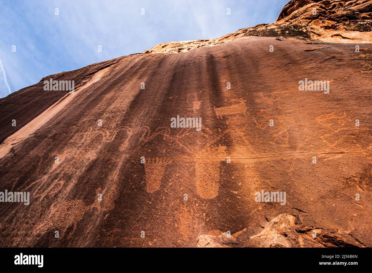 I petroglifi della cultura del Fremont del Seven Mile Canyon vicino a Moab, Utah, scolpiti su pareti di roccia di arenaria, hanno più di 800 anni. Foto Stock