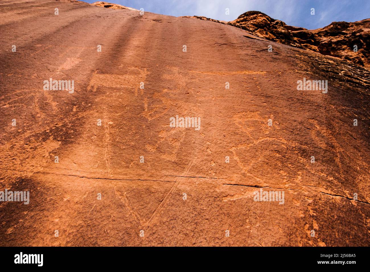 I petroglifi della cultura del Fremont del Seven Mile Canyon vicino a Moab, Utah, scolpiti su pareti di roccia di arenaria, hanno più di 800 anni. Foto Stock