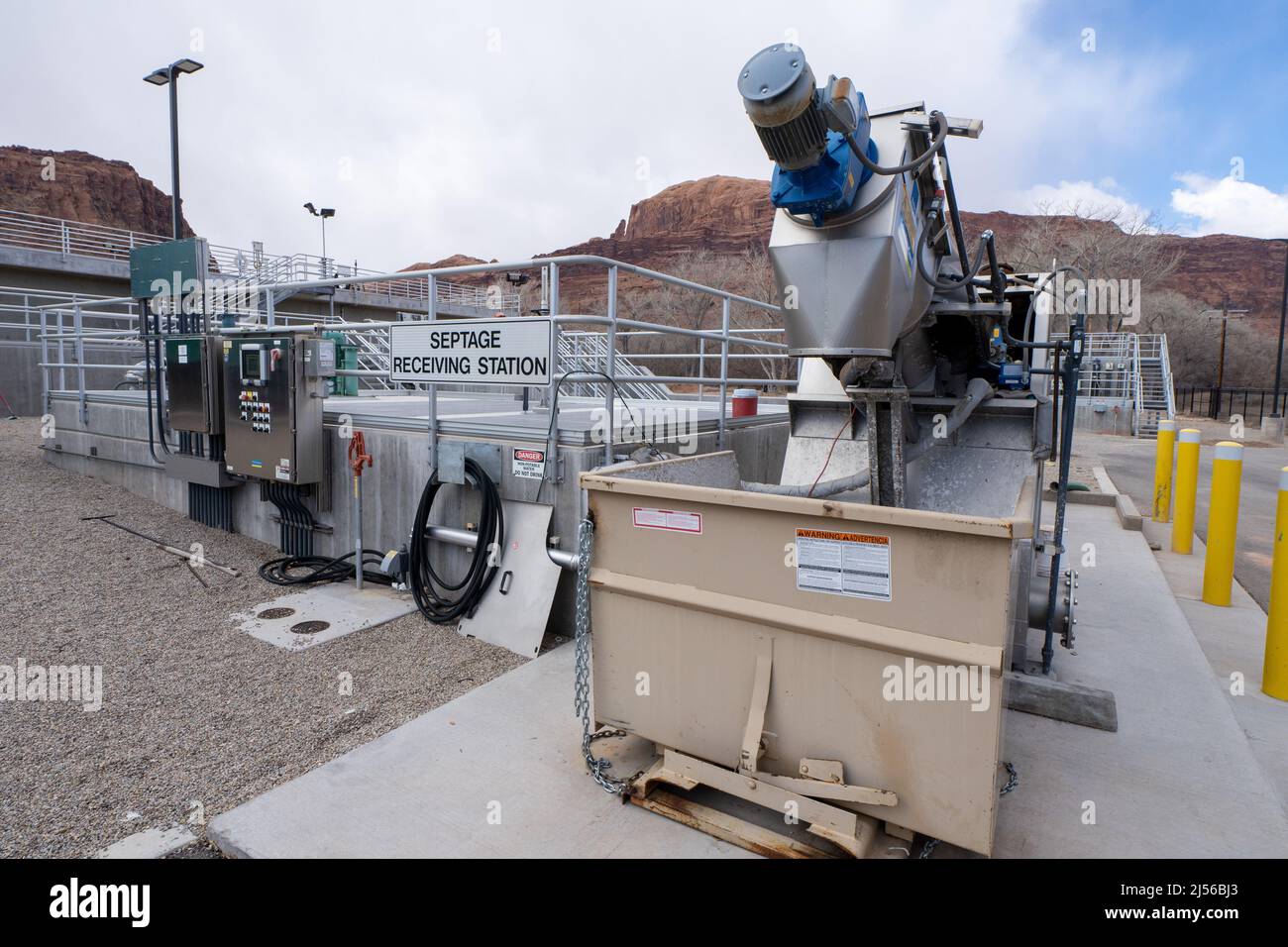 Stazione ricevente di sepsi presso un impianto di trattamento delle acque reflue con reattore a lotti sequenziali o SBR a Moab, Utah. Questa stazione riceve l'affluente delle acque reflue da Foto Stock