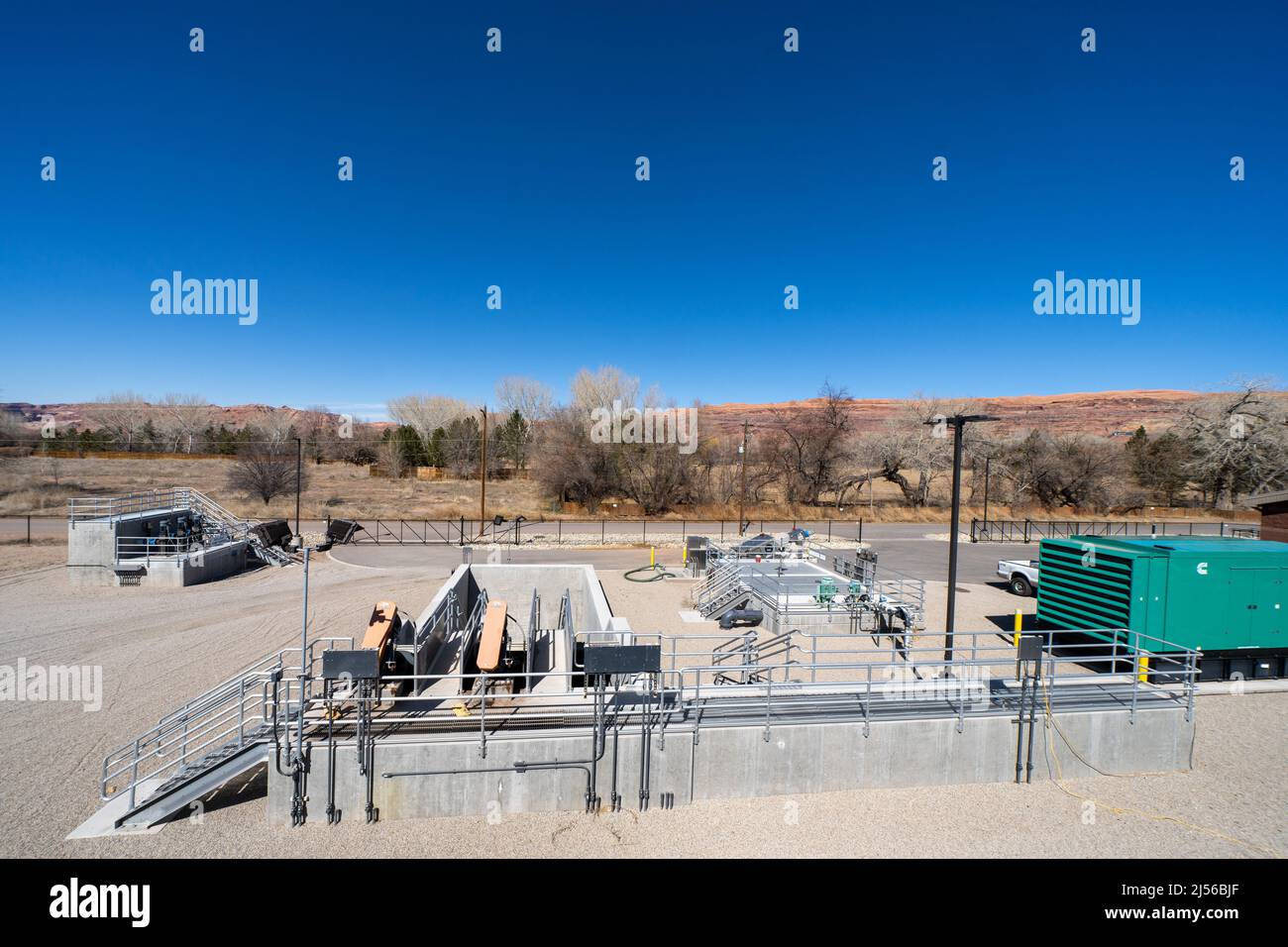Le stazioni fognarie in entrata o in entrata in un impianto di trattamento delle acque reflue di un reattore a lotti sequenziali o Sequential batch a Moab, Utah. A sinistra ci sono le pompe per il Th Foto Stock