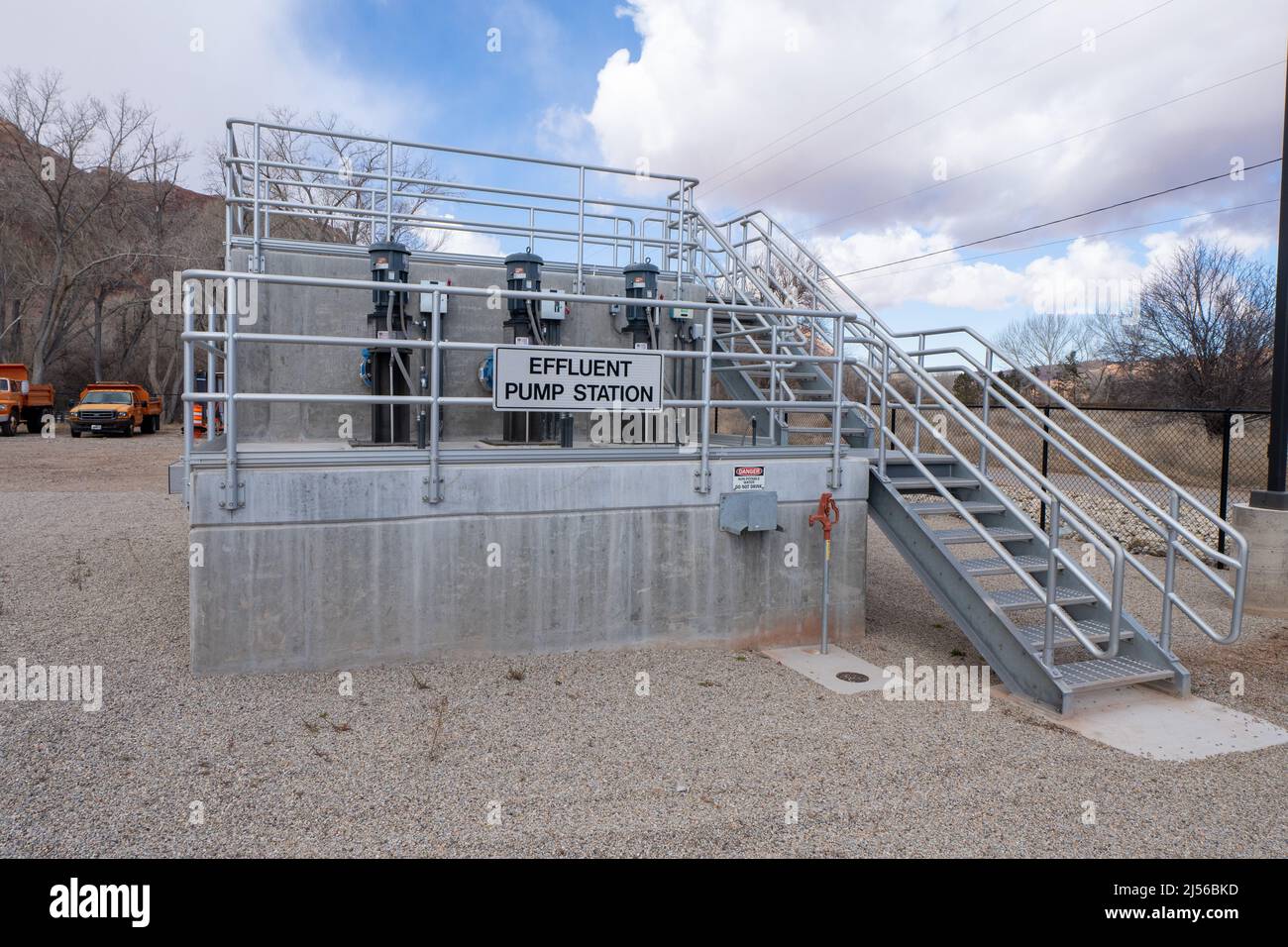 La stazione di pompaggio dell'effluente pompa le acque reflue trattate da un impianto di trattamento delle acque reflue con reattore a lotti sequenziali o Sequential batch a Moab, Utah. Foto Stock