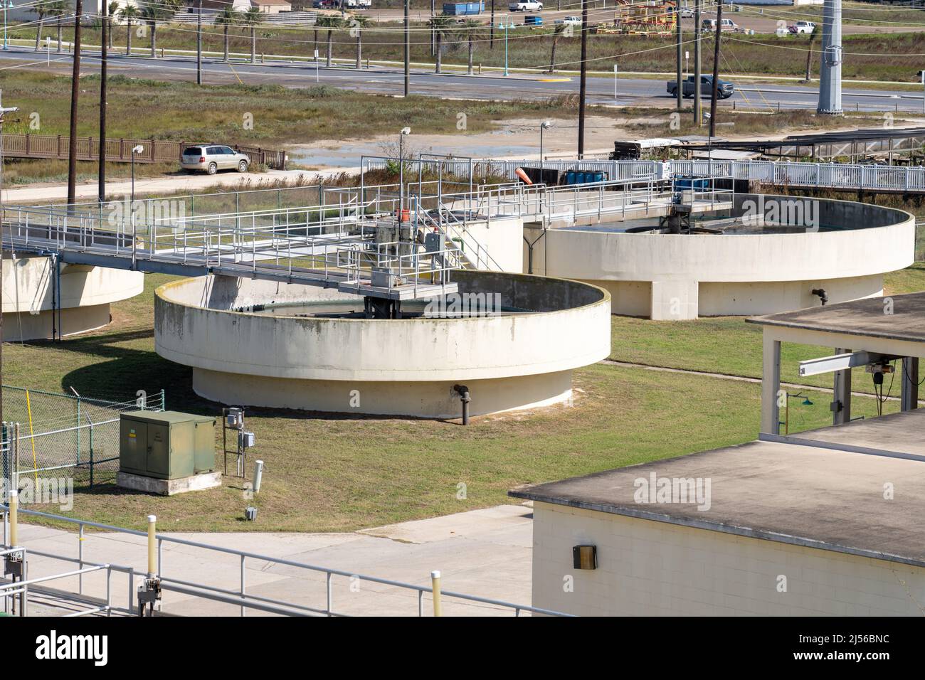 I chiarificatori separano i liquidi dai solidi sospesi nelle acque reflue ossigenate in un impianto di trattamento delle acque reflue. Foto Stock