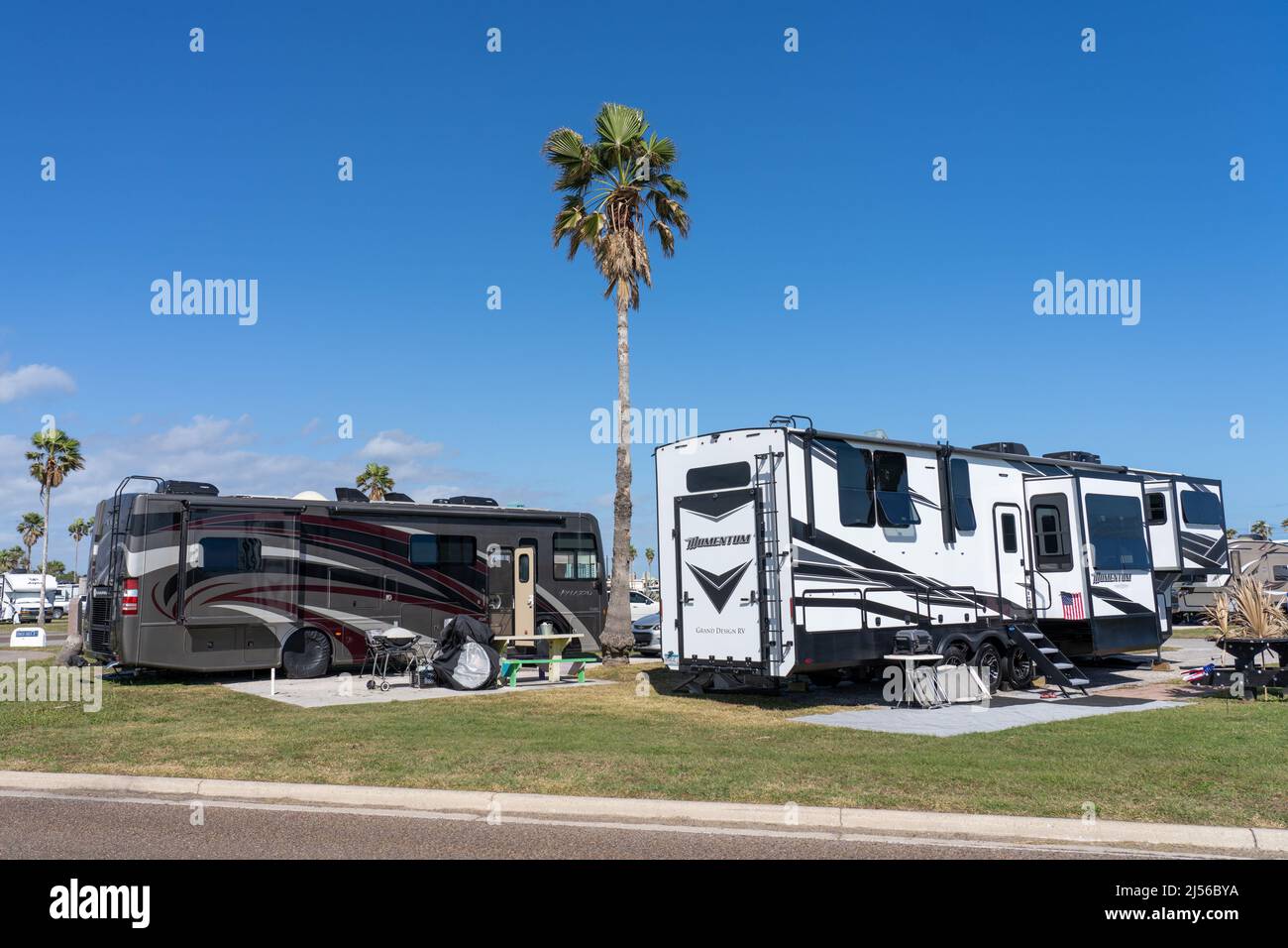 Veicoli da diporto o camper nel parco RV Isla Blanca Park in inverno a South Padre Island, Texas. Foto Stock