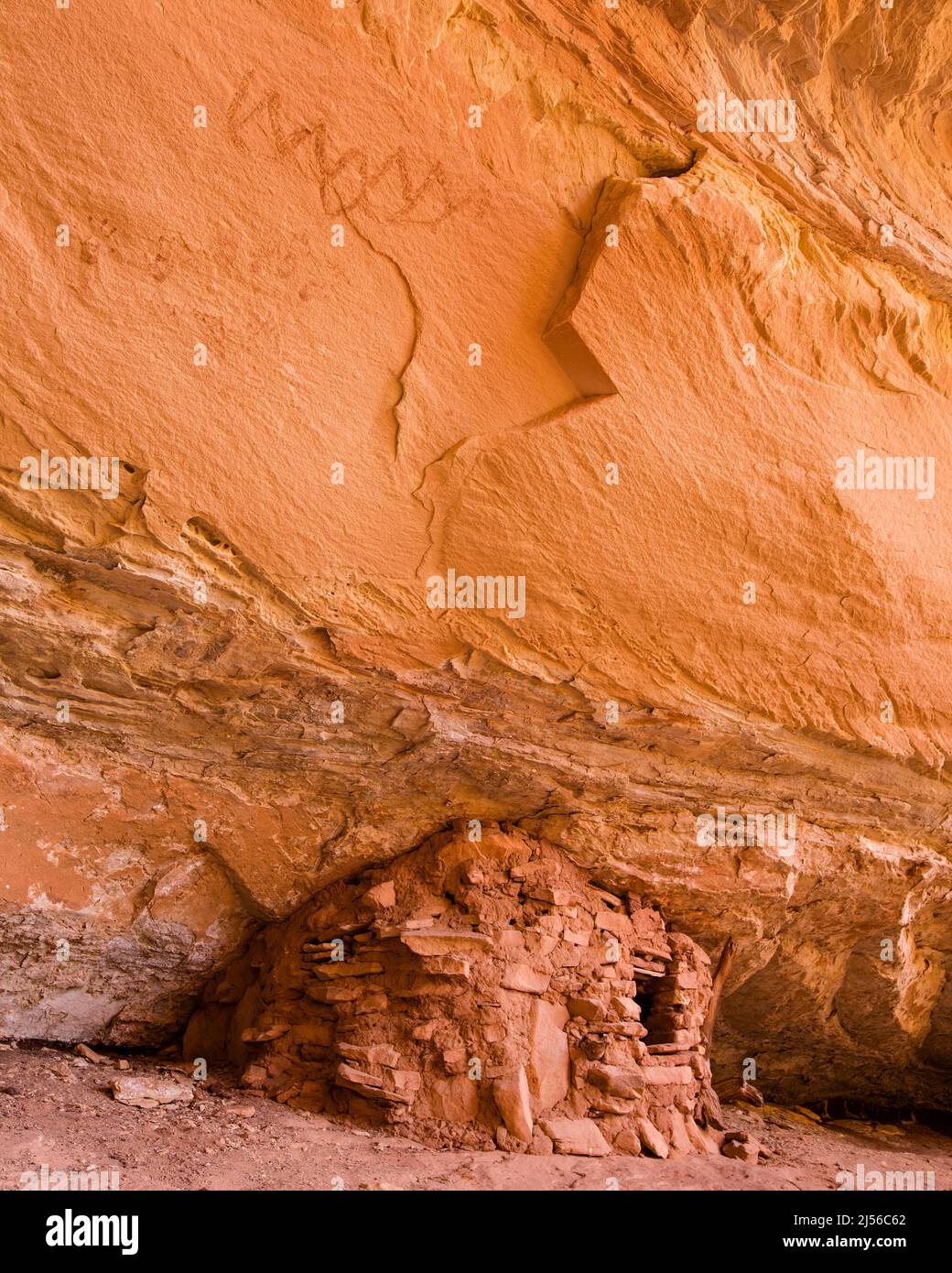 Un pittogramma di granaio e serpente nelle rovine di Owl Creek Canyon nel monumento nazionale Bears Ears nello Utah. Le rovine dell'Owl Creek Canyon nel FIS Foto Stock