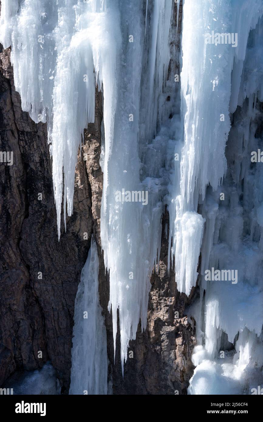 Formazioni di ghiaccio sulle pareti della gola di Uncomphagre nel Parco di ghiaccio di Ouray a Ouray, Colorado, USA. Foto Stock