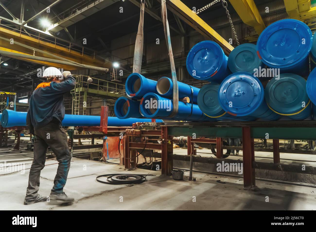 Spedizione di tubi metallici per gasdotto o acqua in pavimento di fabbrica. Foto Stock