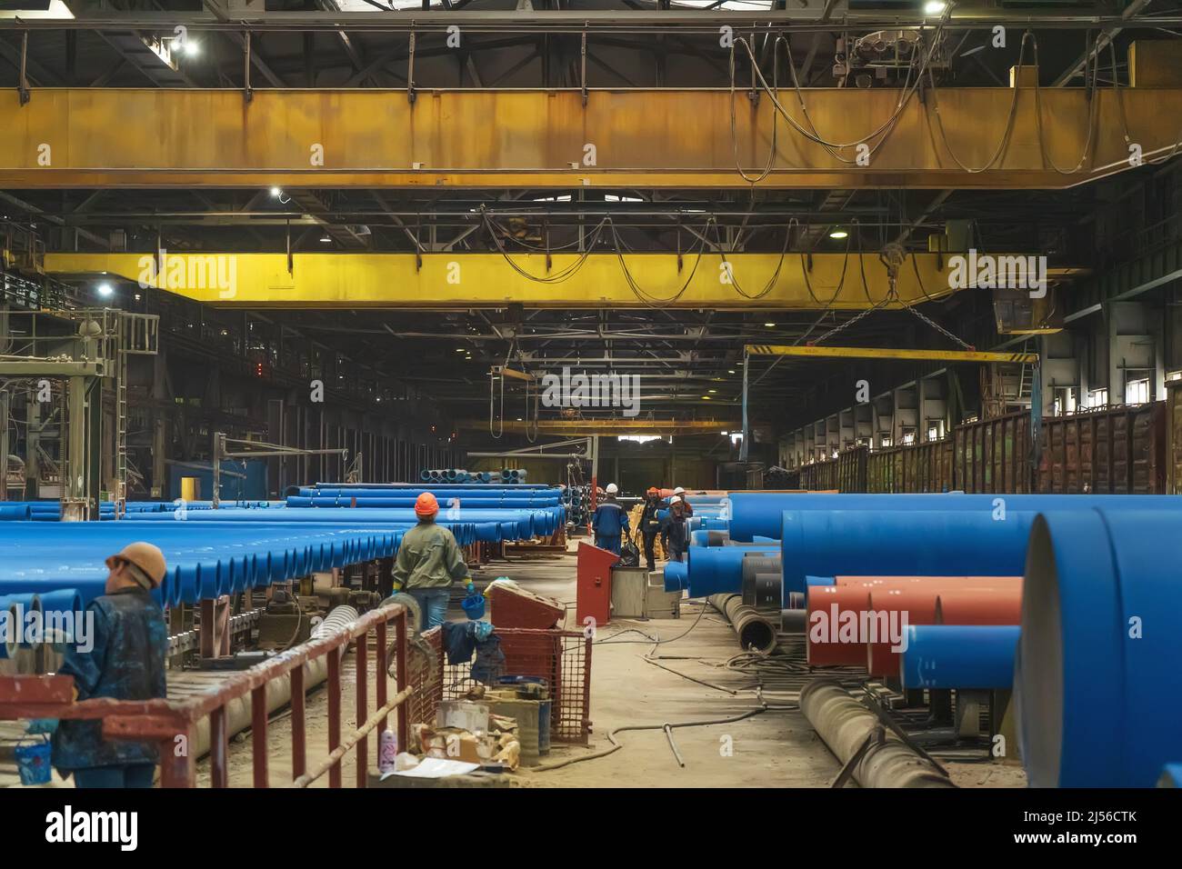 Grande officina per la verniciatura di tubi metallici presso impianti metallurgici. Foto Stock