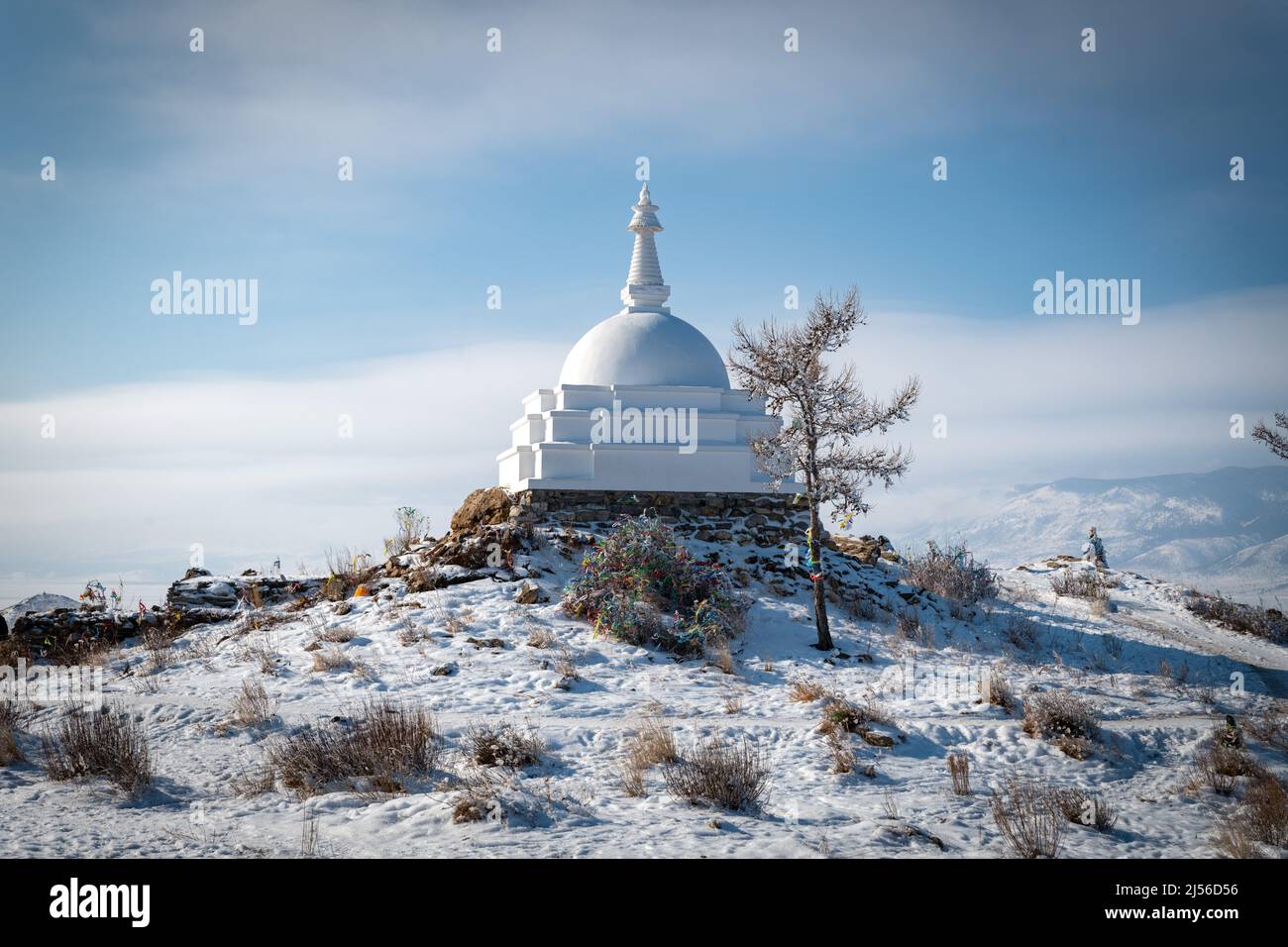 Isola di Ogoy, Lago Baikal, Russia - stupa buddista bianco e il lago baikal Foto Stock