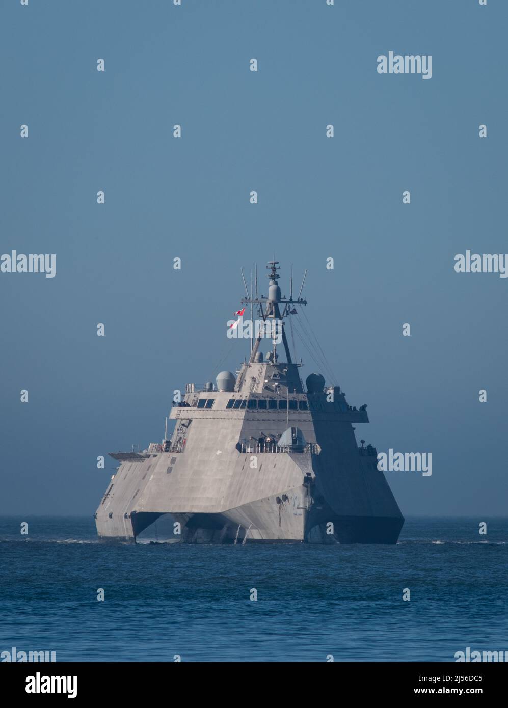 USS Kansas City (LCS 22) si avvicina al Naval Surface Warfare Center, Port Hueneme Division, per un recente evento del Combat Systems Assessment Team. La nave da combattimento litoranea variante di classe Independence fu amministrativamente commissionata il 20 giugno 2020 a causa delle restrizioni alle grandi riunioni dovute alla pandemia COVID-19. La messa in servizio fu celebrata a San Diego il 17 dicembre 2021. (STATI UNITI Foto Navy di Eric Parsons/Released) Foto Stock