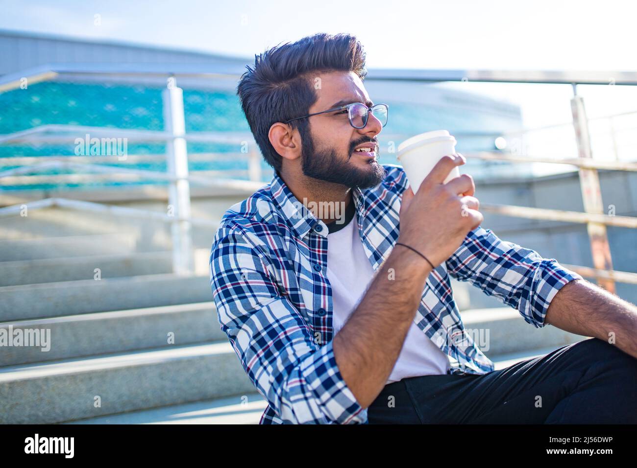 l'uomo arabo chelout con tazza di cacao siede sulle scale all'aperto Foto Stock