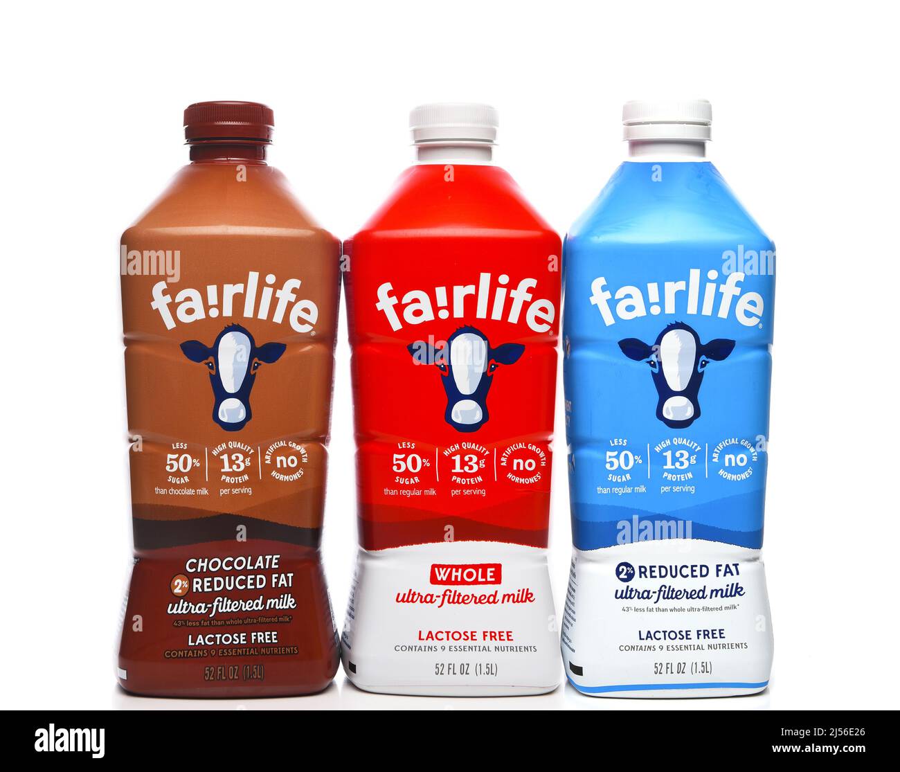 IRVINE, CALIFORNIA - 20 Apr 2022: Tre bottiglie di latte Fairlife, intero, grassi ridotti e cioccolato grassi ridotti. Foto Stock