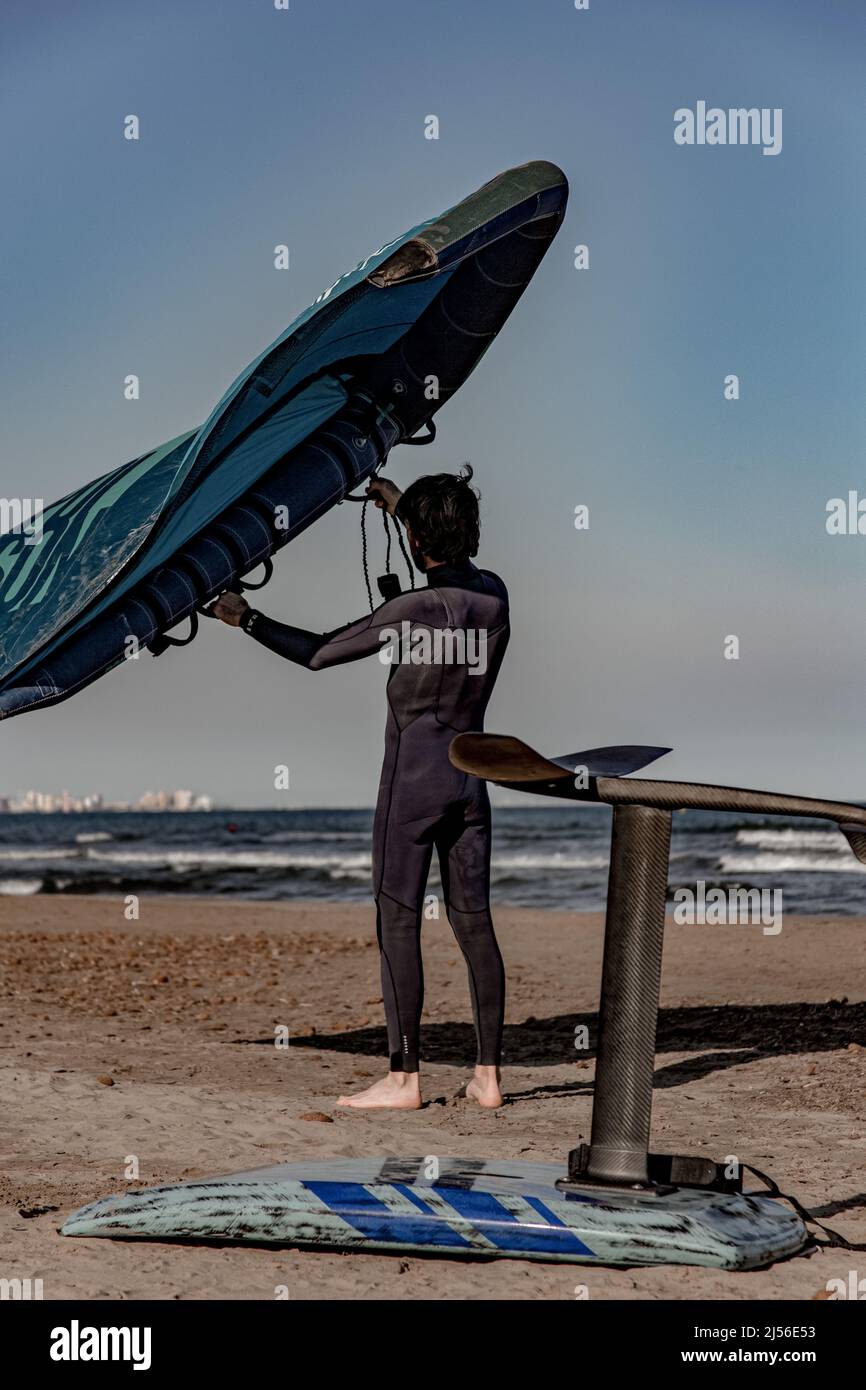 alare foglio vecchio kiter sulla spiaggia Foto Stock