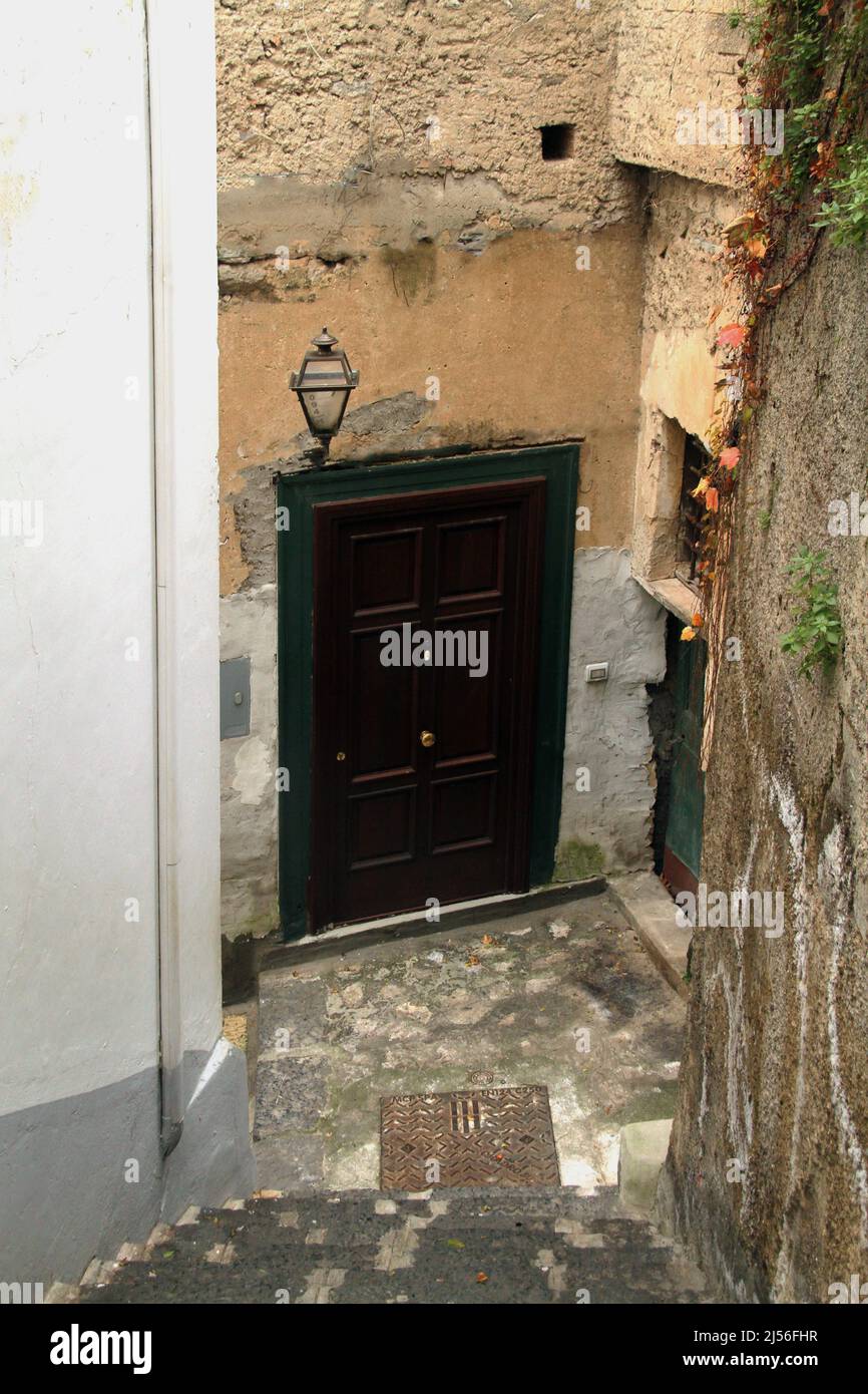 Positano, Costiera Amalfitana, Italia. Ingressi al livello inferiore di vecchi edifici tradizionali, lungo i vicoli stretti e tortuosi del paese. Foto Stock