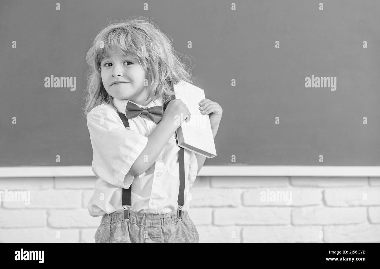 sviluppo di infanzia. bambino con libro. spazio di copia. ragazzo allegro teen in classe. Foto Stock