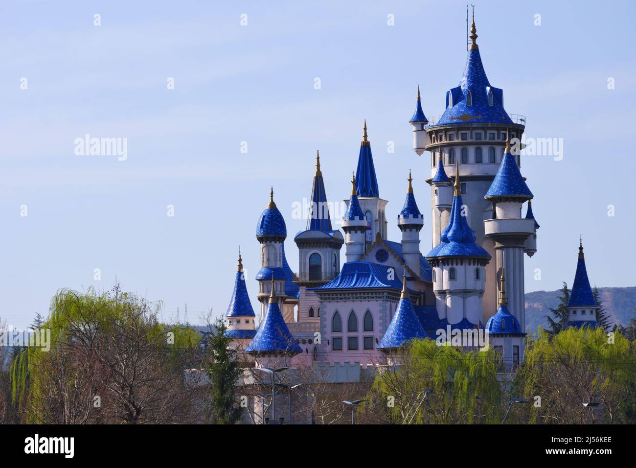 Vintage Blue castello all'interno di alberi al parco in una soleggiata giornata di primavera a Sazova Park Eskisehir Turchia Foto Stock