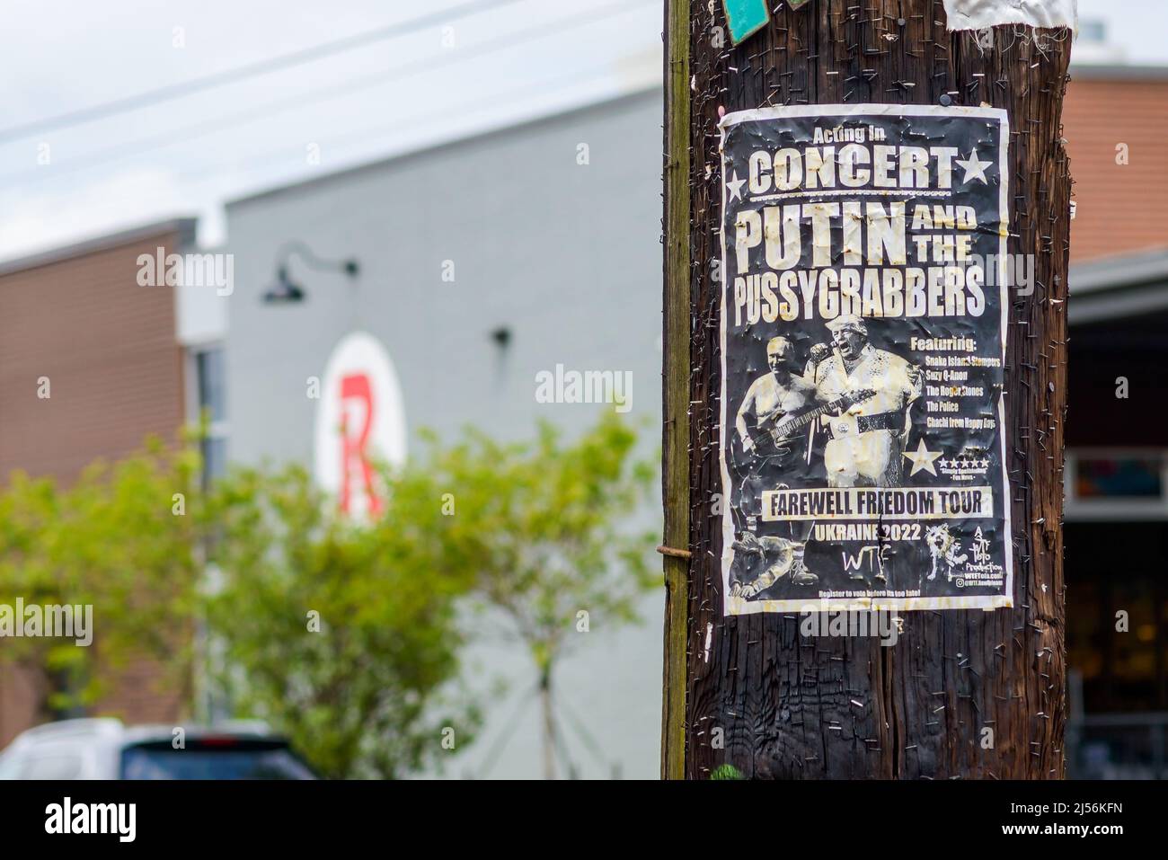 NEW ORLEANS, LA, USA - 15 aprile 2022: Manifesto satirico sul concerto di pubblicità di polo di utilità per Putin e i Pussygrabbers su Freret Street Foto Stock