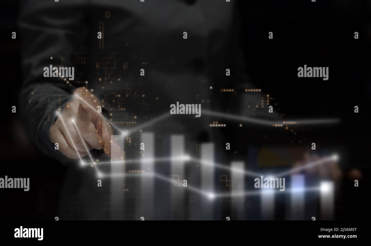 donna d'affari che tiene la mano e il dito in cima al grafico, lo sviluppo di affari e la progressione Foto Stock