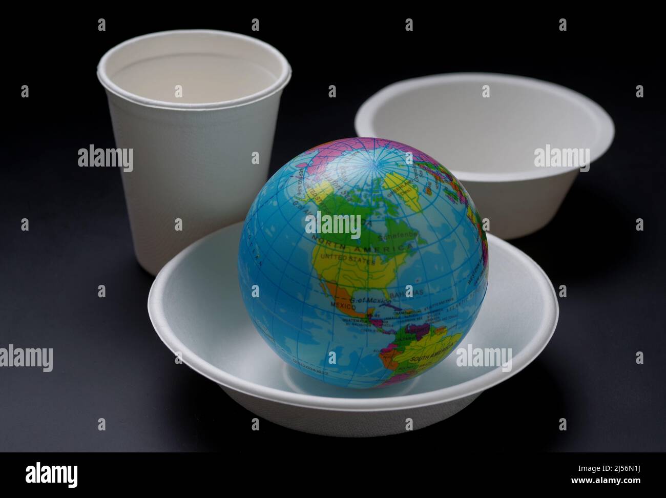 Un globo negli utensili da cucina di carta Foto Stock