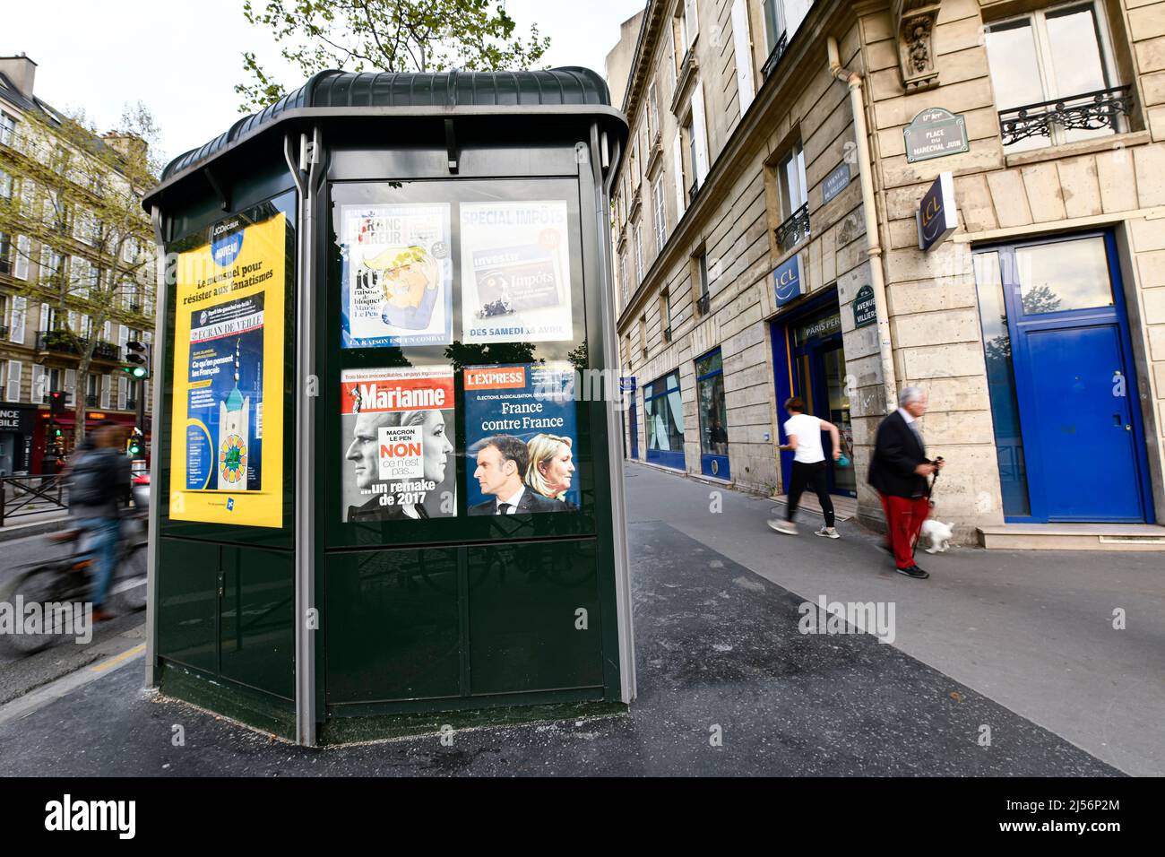 Parigi, Francia, 20 aprile 2022, illustrazione del secondo turno delle elezioni presidenziali francesi tra l'attuale presidente Emmanuel Macron e Marine le Pen ('RN', 'Rassemblement National'), le prime pagine dei quotidiani settimanali francesi 'arianne' e 'l'Express' su un edicola (chiosco stampa) a Parigi, Francia il 20 aprile 2022. Gli elettori francesi si dirigono alle urne per votare il 24 aprile 2022 per il secondo turno delle elezioni presidenziali, per eleggere il loro nuovo presidente della Repubblica. Foto Stock