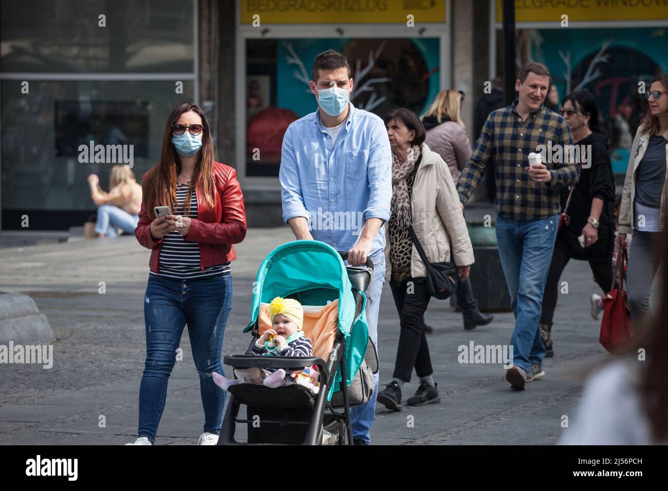 Immagine di una famiglia europea che cammina per le strade di Belgrado, Serbia, indossando una maschera protettiva per il viso, durante la covid del 2020 2021 coronavirus Foto Stock