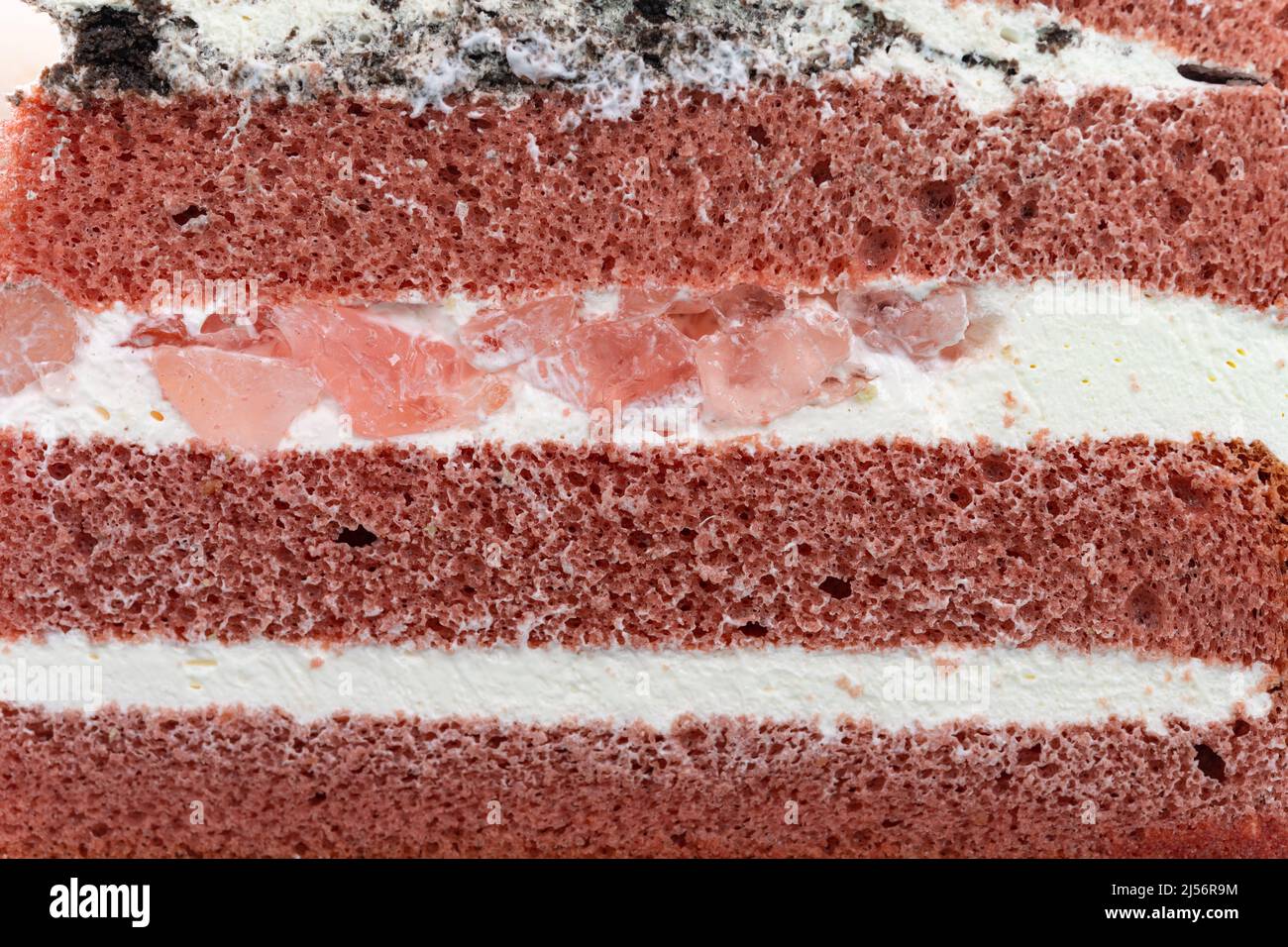 sezione di una torta multistrato come sfondo e consistenza Foto Stock