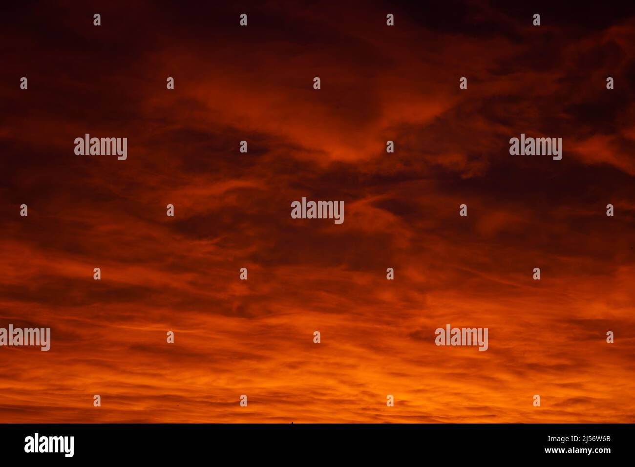 Vista sul paesaggio al tramonto o all'alba. Idea di concetto di inferno. Nuvole d'arancio al mattino o alla sera. Foto Stock