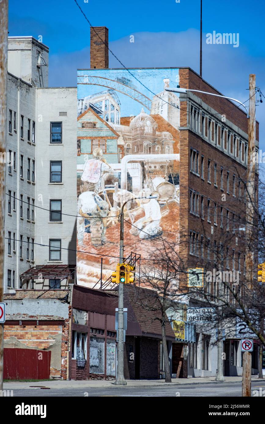 Murales di cui uno a destra da Nate Dee, Martin Luther King Avenue, Flint, Michigan, USA Foto Stock