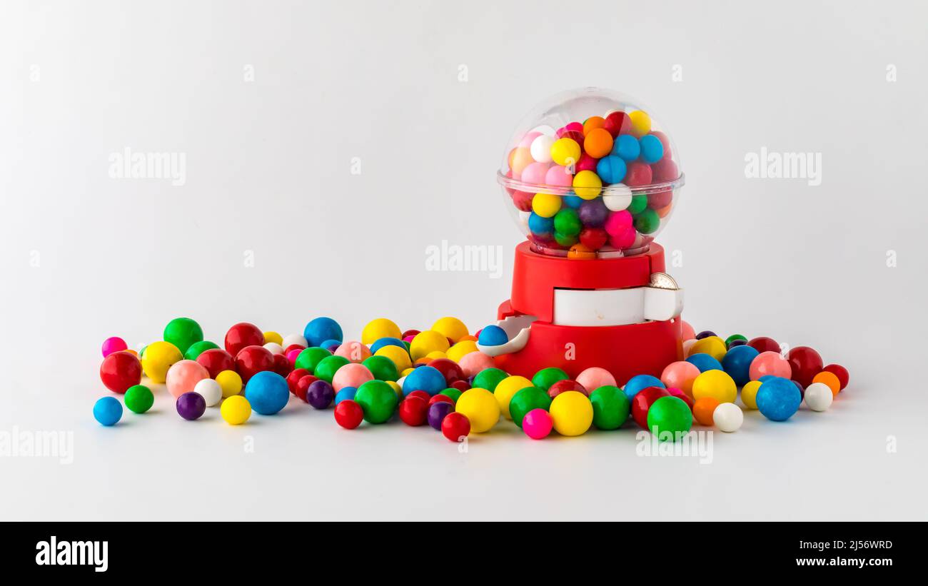 Un giocattolo di plastica gommosa palla macchina riempito e circondato da palle di gomma. Foto Stock
