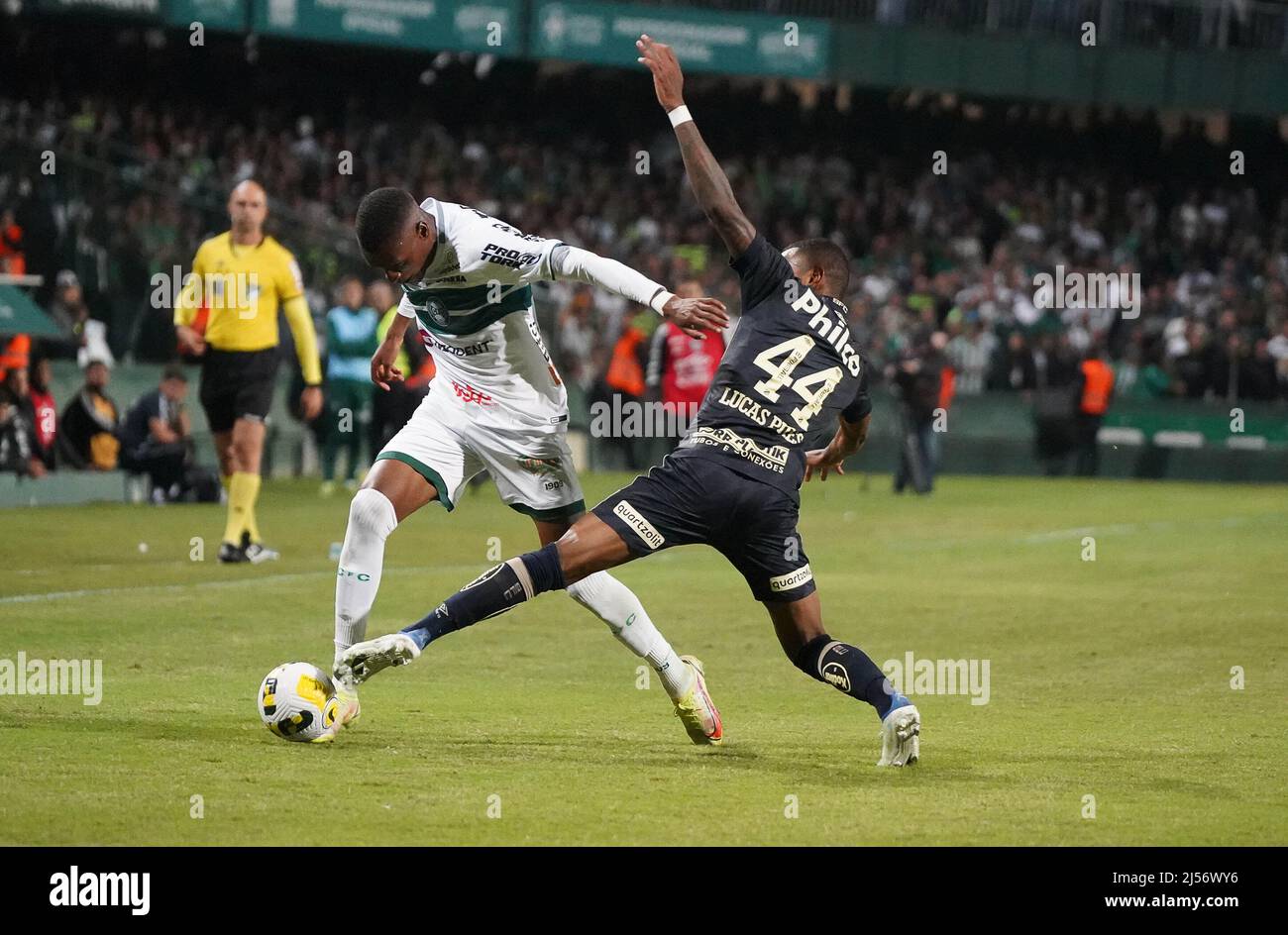 Curitiba, Brasile. 20th Apr 2022. Lucas Pires fouling Matheus Alexandre durante Coritiba e Santos. Prima tappa per la fase 3rd della Copa do Brasil 2022. Stadio Major Antônio Couto Pereira a Curitiba, PR. Credit: Carlos Pereyra/FotoArena/Alamy Live News Foto Stock