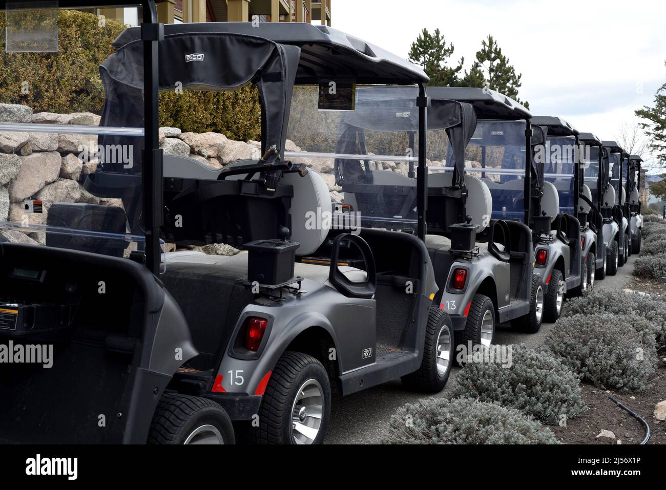 I golf cart si allineano su un campo da golf nella Columbia Britannica, Canada Foto Stock