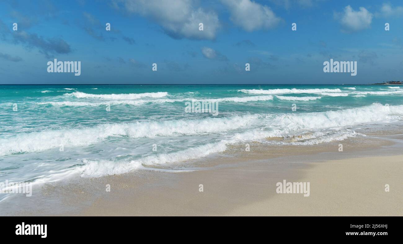 Riva sabbiosa, spiaggia e mare turchese, grandi onde, Caraibi, Cancun, Yucatan, Messico. Foto Stock