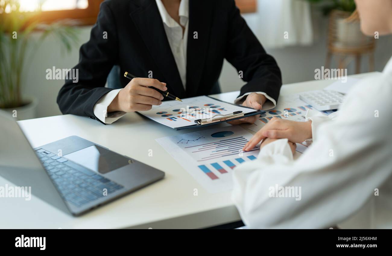 Consulenza finanziaria, contabile, di investimento con il suo team in ufficio. Concetto di riunione del lavoro di squadra Foto Stock