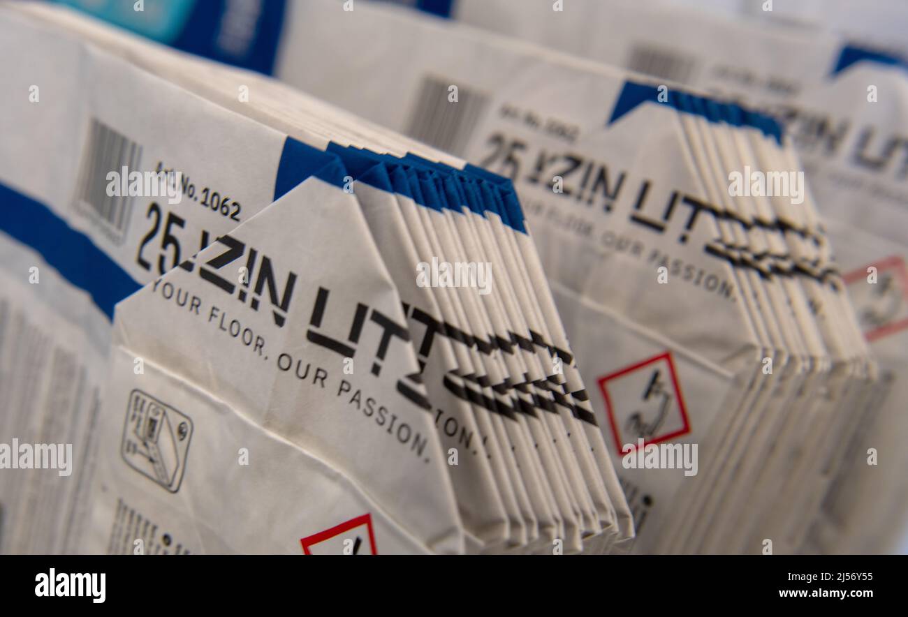 Ulm, Germania. 20th Apr 2022. Sacchi di carta vuoti si trovano in un impianto di riempimento di Uzin Utz AG. Il produttore di materiali da costruzione elencato presenta i dati dell'azienda relativi all'esercizio precedente in una conferenza stampa annuale del 21 aprile 2022. Credit: Stefan Puchner/dpa/Alamy Live News Foto Stock