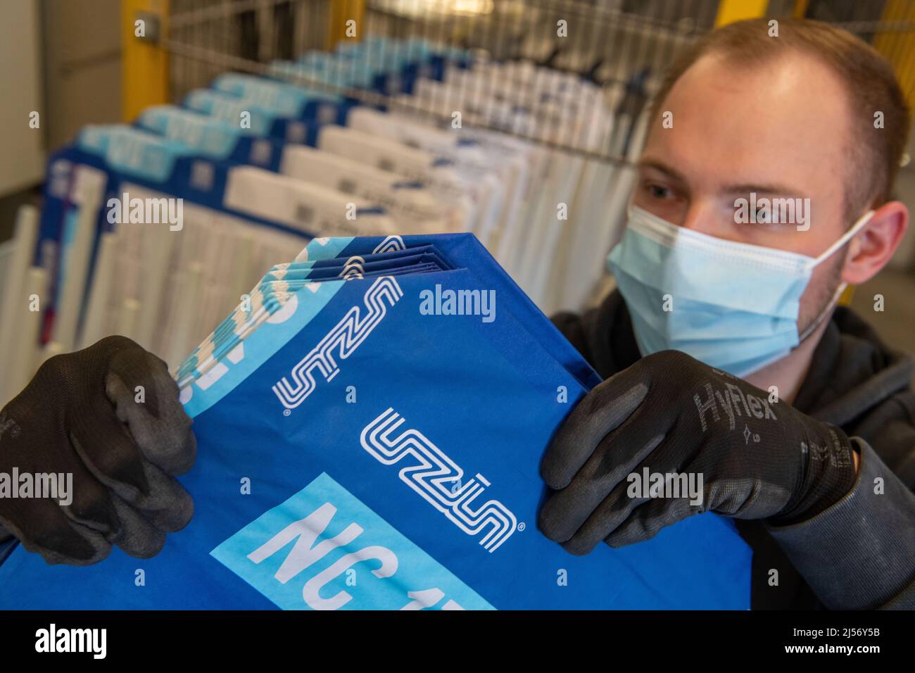 Ulm, Germania. 20th Apr 2022. Steffen Tietze colloca i sacchi di carta in una linea di riempimento durante la produzione a Uzin Utz. Il produttore di materiali da costruzione elencato presenta i dati dell'azienda relativi all'esercizio precedente in una conferenza stampa annuale del 21 aprile 2022. Credit: Stefan Puchner/dpa/Alamy Live News Foto Stock