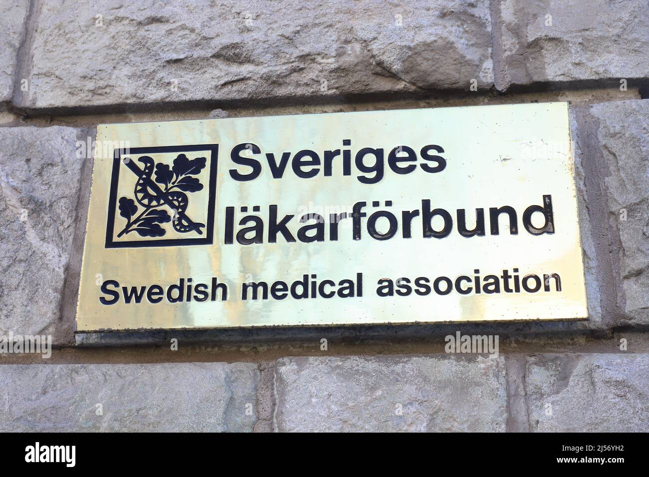 Stoccolma, Svezia - 19 aprile 2022: Vista ravvicinata del cartello presso la sede centrale dell'associazione medica svedese, situata nel quartiere Villagtan 5. Foto Stock