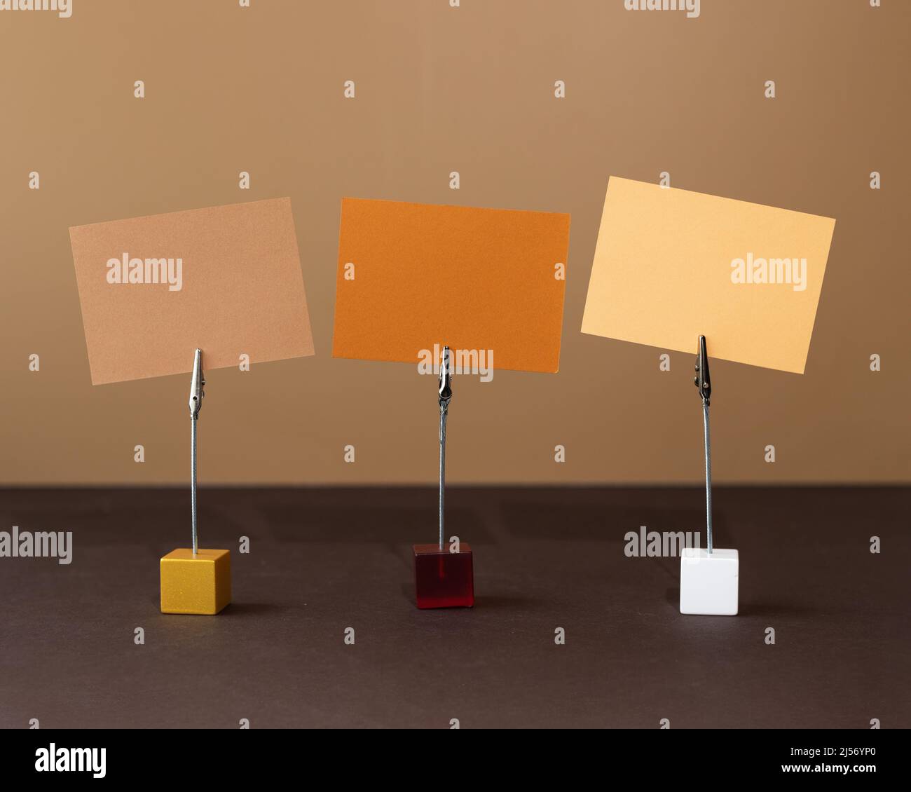 Supporto per memo con clip e scheda vuota. Mockup scrivere messaggi. Spazio di copia. Foto Stock