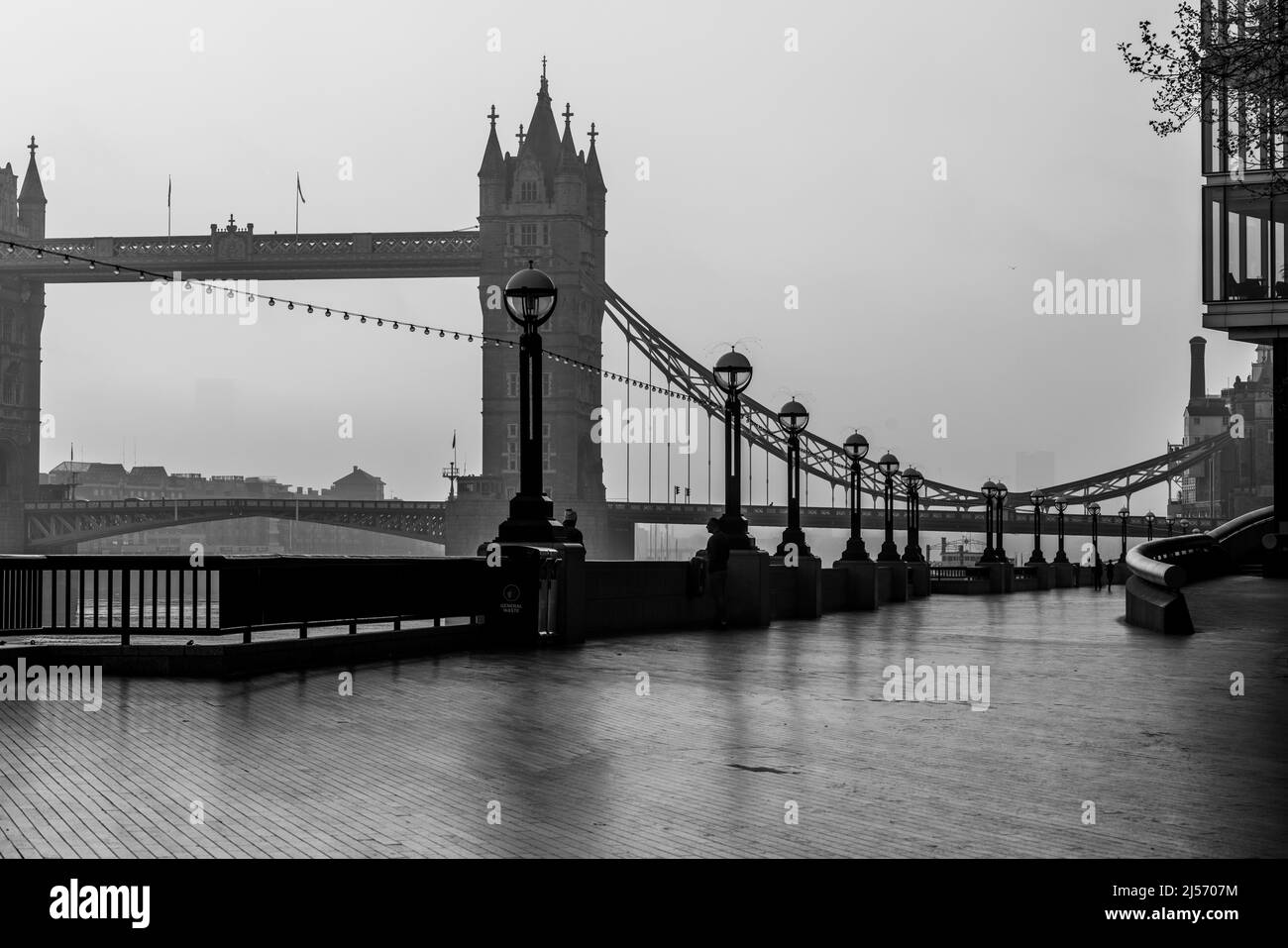 Londra lungo il Tamigi e City of London Skyline Foto Stock