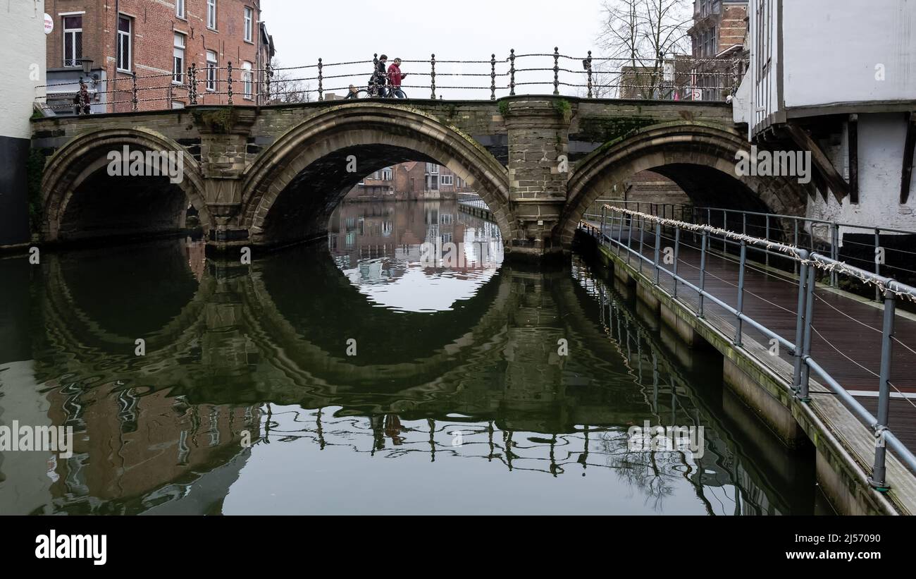 Dettaglio architettonico del Fonteinbrug (ponte della fontana), un ponte ad arco sul fiume Dyle nel centro della città di Mechelen (Malines), Belgio Foto Stock