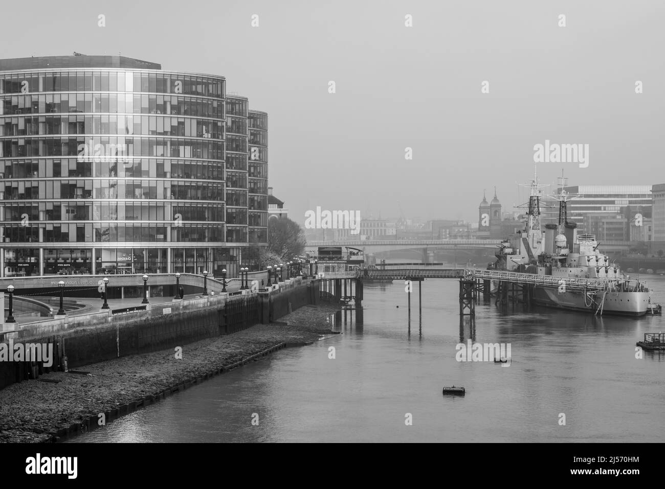 Londra lungo il Tamigi e City of London Skyline Foto Stock