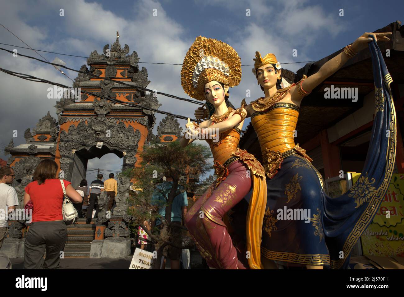 Statue di benvenuto raffiguranti coppie balinesi in abbigliamento tradizionale a Tanah Lot, Tabanan, Bali, Indonesia. Secondo Trip Advisor, Bali è stata la quarta destinazione più popolare del mondo in epoca pre-Covid. L'ufficio delle statistiche della provincia di Bali aveva menzionato che 6.275.210 turisti visitarono Bali nel 2019, il suo record più alto. Tuttavia, solo 1.069.473 visitarono l'Isola degli dei nel 2020 a causa della pandemia, seguita da appena 51 (calo del 100%) nel 2021. Foto Stock