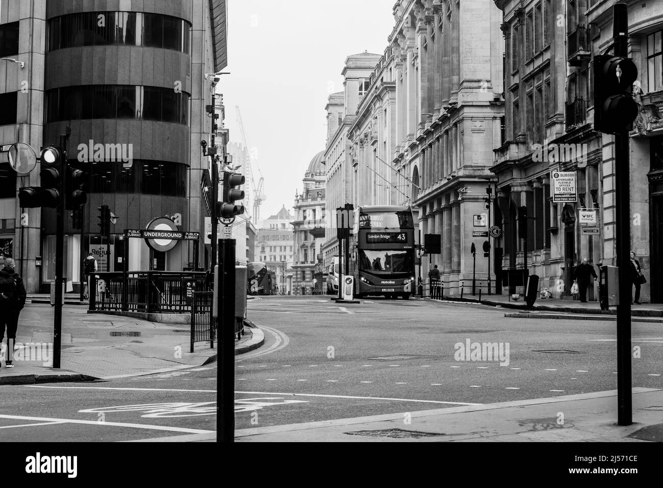 Londra lungo il Tamigi e City of London Skyline Foto Stock