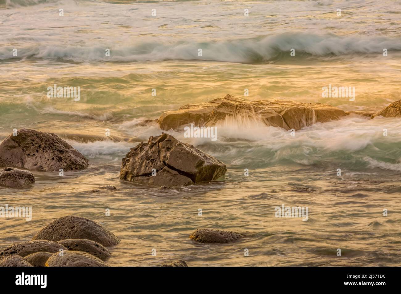 Onde pesanti che si infrangono sulla spiaggia rocciosa di Albion a causa del ciclone tropicale Batsiri, ad ovest di Mauritius. Foto Stock