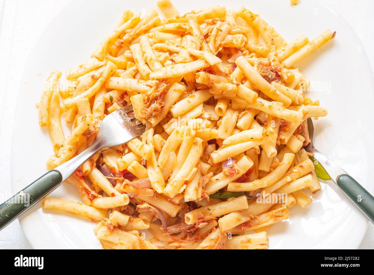 pasta bollita cotta con tonno Foto Stock
