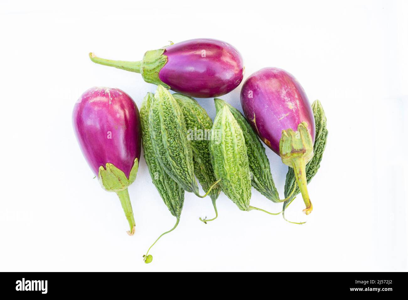 gruppo di zucca amara e melanzane su sfondo bianco. Foto Stock
